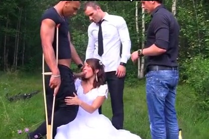 Невеста решила последний раз согрешить и заняться сексом со свидетелями в лесу