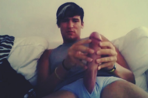 Чувак наслаждается своим большим членом