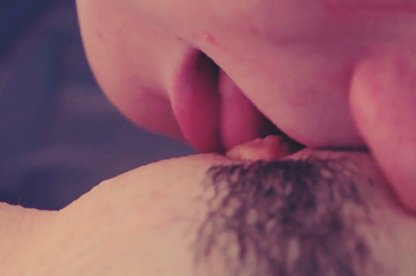 С наслаждением вовсю лижет волосатую письку